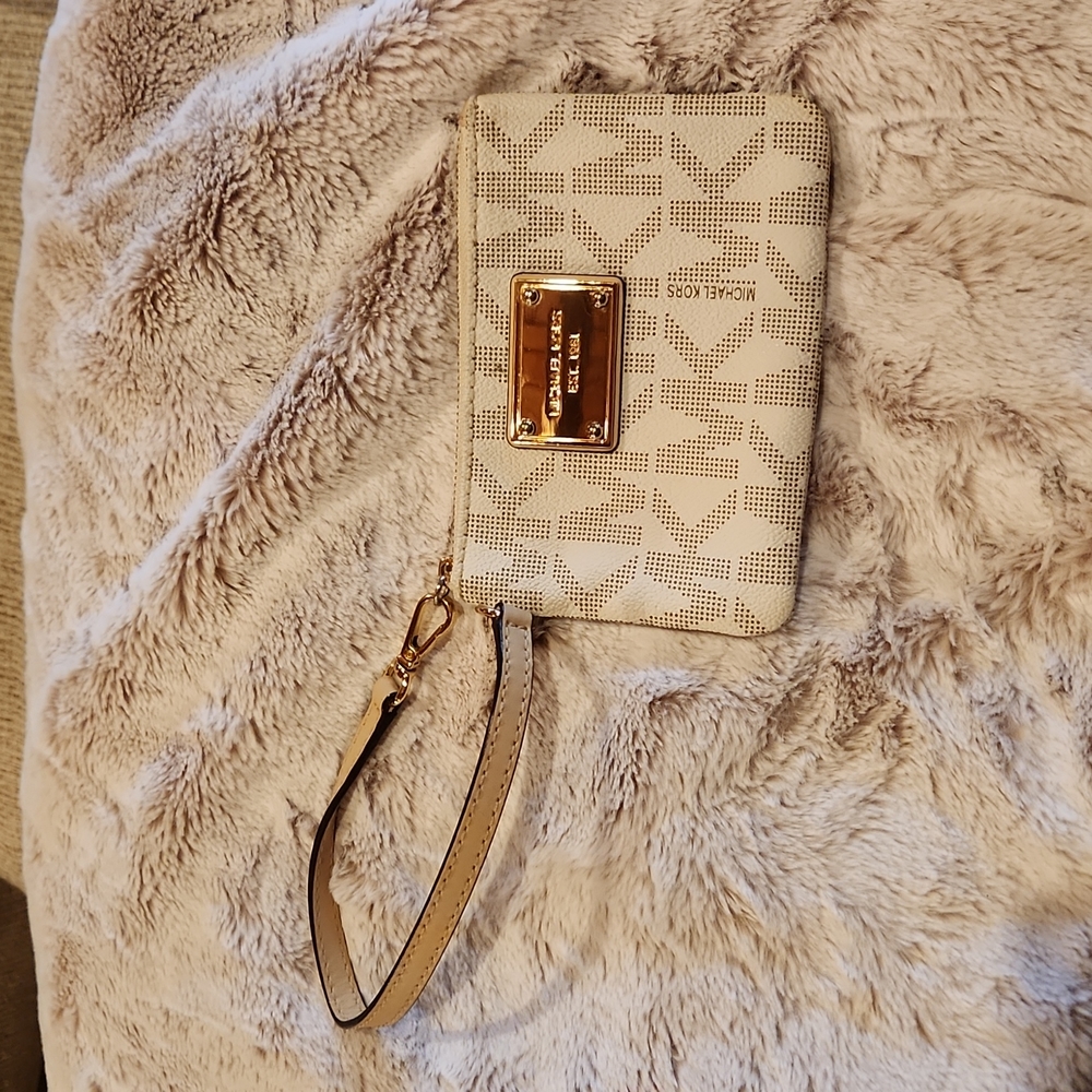 Michael Kors Wristlet in Cream